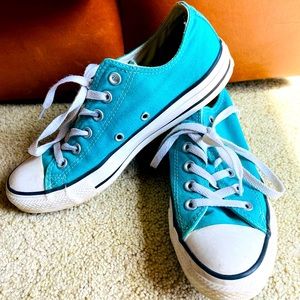 Women’s 8.5 low top converse. Teal. Gently worn.